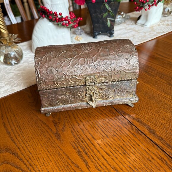 Vintage Brass Floral Repousse Domed Footed Treasure Chest Box lock & Key - Picture 6 of 17